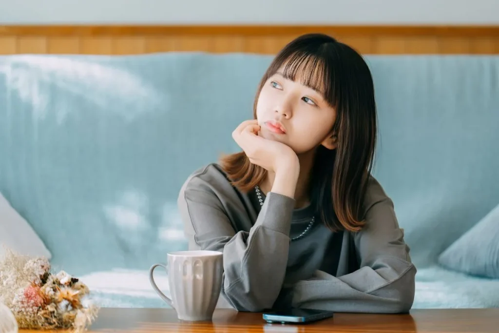 悩んでいる女性