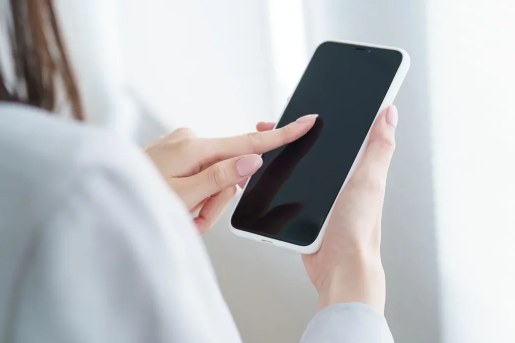 電話占いを利用する女性