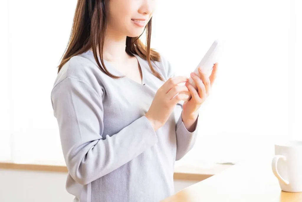 電話占いに申し込む女性